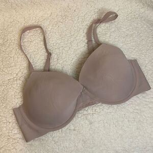 MaidenForm Bra. Nude. Size 34D.. Underwire. Seamless.
